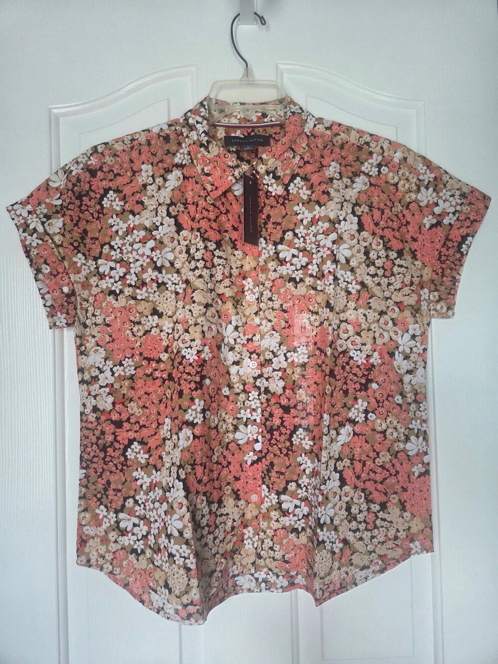 Women's Tommy Hilfiger Top. Short Sleeve Size Med. Coral, BLK, White and beige.